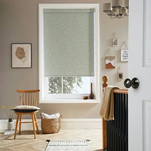 https://onlineblindz.co.uk/hub/blinds/roller-blind/althea-topiary-roller-blind-3.webp