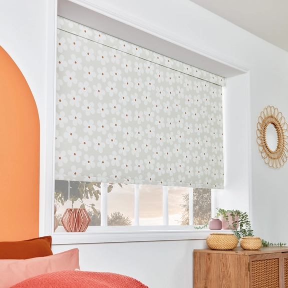 https://onlineblindz.co.uk/hub/blinds/roller-blind/daisy-linen-blackout-roller-blind-2.webp