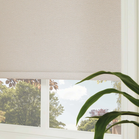 https://onlineblindz.co.uk/hub/blinds/roller-blind/dunham-natural-blackout-roller-blind-2.webp