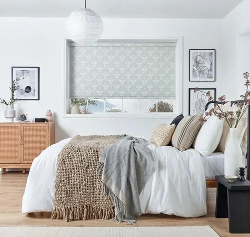 https://onlineblindz.co.uk/hub/blinds/roller-blind/kaitlyn-blackout-silver-roller-blind-2.webp