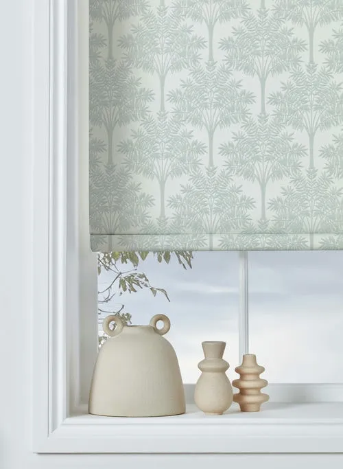https://onlineblindz.co.uk/hub/blinds/roller-blind/kaitlyn-blackout-silver-roller-blind-3.webp