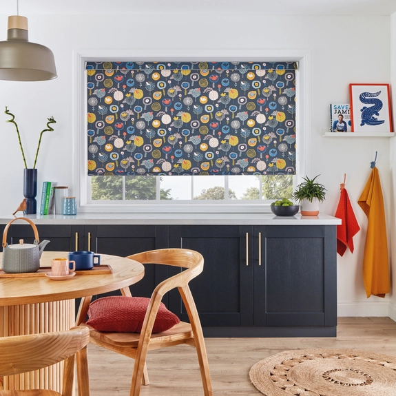 https://onlineblindz.co.uk/hub/blinds/roller-blind/linnea-crush-roller-blind-4.webp