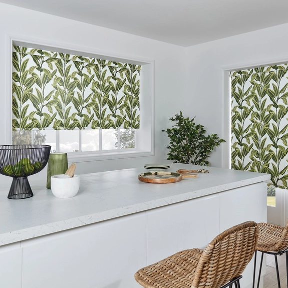 https://onlineblindz.co.uk/hub/blinds/roller-blind/tropical-blackout-palm-aloha-roller-blind-2.webp