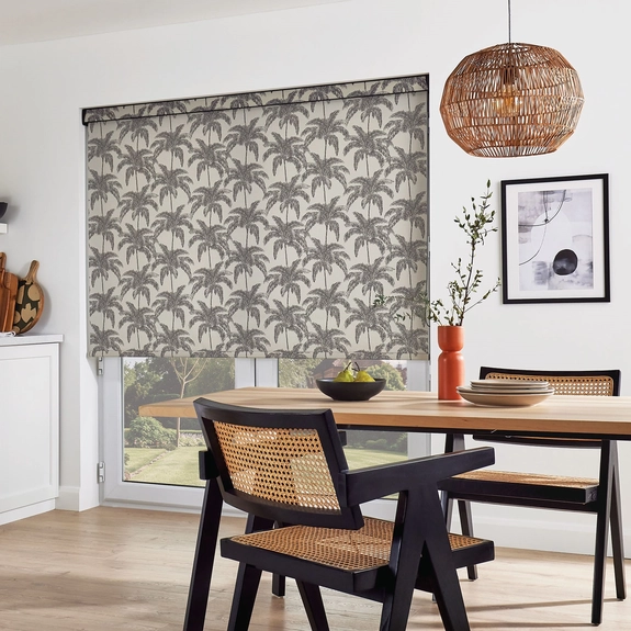 https://onlineblindz.co.uk/hub/blinds/roller-blind/vintage-palm-black-roller-blind-7.webp