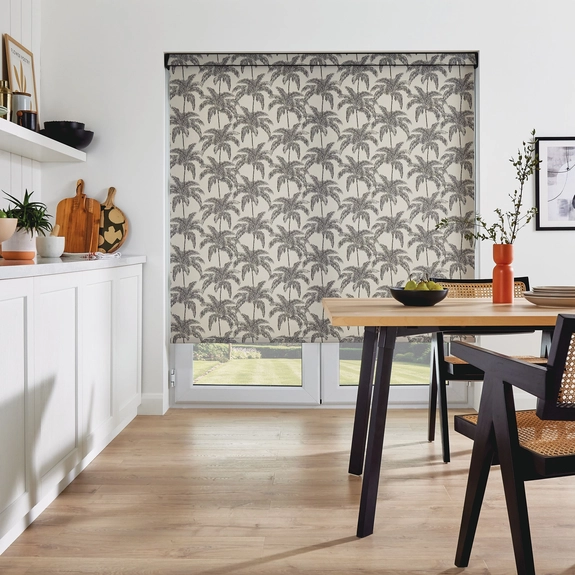 https://onlineblindz.co.uk/hub/blinds/roller-blind/vintage-palm-black-roller-blind-8.webp