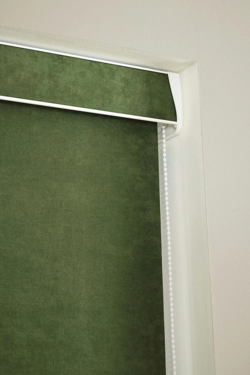 https://onlineblindz.co.uk/hub/blinds/roller-blind/windsor-blackout-vine-roller-blind-7.webp