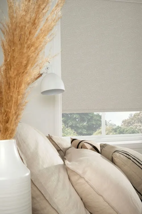 https://onlineblindz.co.uk/hub/blinds/roller-blind/zen-blackout-linen-roller-blind-4.webp