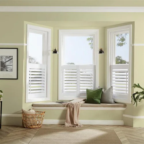 https://onlineblindz.co.uk/hub/blinds/shutter-blind/moira-arctic-white-shutter-blind-1.webp